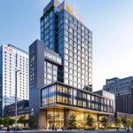 découvrez le dc hotel hangzhou cbd, désormais intégré à la gamme jdv by hyatt, une nouvelle expérience hôtelière au cœur du district des affaires de hangzhou. actualités du voyage à ne pas manquer.