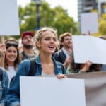 des étudiants protestent en boycott contre pauline hanson et le parti one nation, exprimant leur opposition aux politiques controversées dans une manifestation en australie.